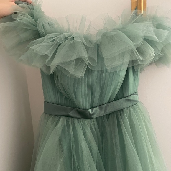 Elegant Off-Shoulder Green Evening Gown - Picture 2 of 3